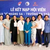 “致敬亲爱的黄沙与长沙”俱乐部主任张美华与Lavite股份公司代表合影。图自越通社
