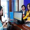 河内市民通过线上公共服务网站办理手续。图自越通社