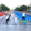 医务人员与民众同演健身操，向社区传递健康生活理念。图自越通社