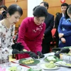 苏林总书记夫人吴芳璃同日本首相夫人石破佳子体验制作河内扁米饼