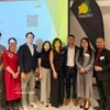 越南驻珀斯总领事阮清河（右二）与企业代表合影。图自越通社