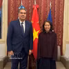 越南驻阿根廷大使吴明月与阿根廷参议院亚洲友好议员小组主席、参议员豪尔赫·米尔顿·卡皮塔尼奇合影。图自越通社