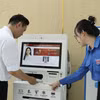 工作人员在胡志明市公共行政服务中心指导民众办理手续。图自越通社