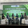 各位专家进行交换意见。图自越通社