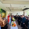 各位代表上香 表达对胡志明主席的深切缅怀和崇高敬意。图自越通社