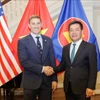 越南工贸部长阮鸿延与美国负责经济增长、能源和环境事务的副国务卿雅各布·赫尔伯格。图自越通社