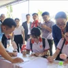 参加招聘日活动的大学生。图自越通社