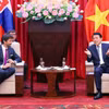 越共中央政治局委员、公安部长梁三光上将会见斯洛伐克副总理兼国防部长罗贝尔特·卡利尼亚克。图自越通社