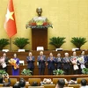 越共中央总书记苏林、政府总理范明政、国会主席陈青敏及党和国家领导同志向新任命的副总理、部长和部分国会委员会主任赠送鲜花表示祝贺。