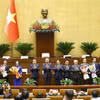越共中央总书记苏林、政府总理范明政、国会主席陈青敏及党和国家领导同志向新任命的副总理、部长和部分国会委员会主任赠送鲜花表示祝贺。