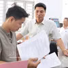 布亚摩乡党委书记黎黄南对乡公共行政服务中心的手续办理工作进行检查。图自越通社