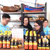 游客购买富国鱼露。图自越通社
