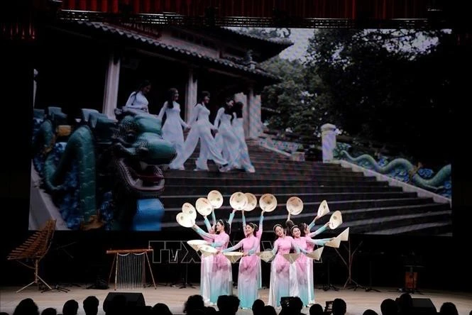附图:俄罗斯越南文化日活动开幕节目。图自nhandan.vn
