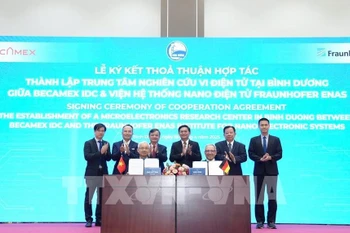 Becamex IDC总公司与德国弗劳恩霍夫电子纳米系统研究所ENAS在平阳会展中心签署了建设平阳微电子研究中心的合作协议。图自越通社