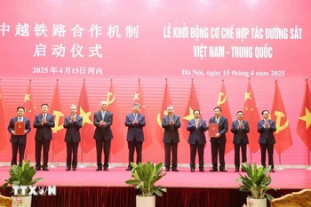 越共中央总书记苏林同中共中央总书记，国家主席习近平共同见证中越铁路合作机制启动仪式。图自越通社