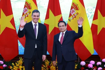 越南政府总理范明政和西班牙王国首相佩德罗·桑切斯。图自越通社