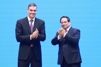 越南政府总理范明政和西班牙首相佩德罗·桑切斯。图自越通社