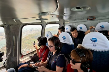 直升机观光游首日接待48名游客。图自sggp.org.vn