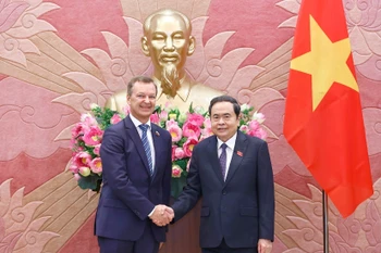 越南国会主席陈青敏会见俄罗斯联邦委员会第一副主席亚茨金。图自越通社