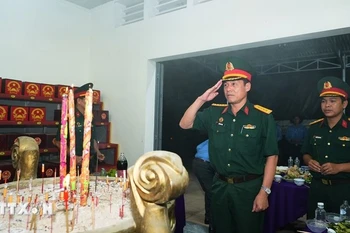 代表们向各位英烈上香。图自越通社