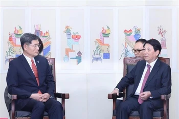 越南国家主席梁强会见韩国国际交流财团理事长金基焕。图自越通社