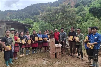 紧急调拨救灾物资支援奠边和山罗省受灾群众。图自越通社