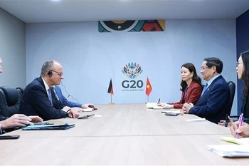 越南政府总理范明政会见德国总理弗里德里希·默茨。图自越通社