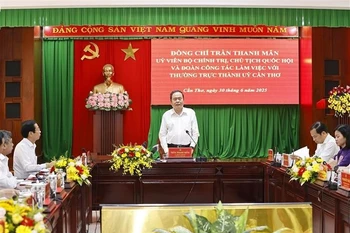 越南国会主席陈青敏发表讲话。图自越通社