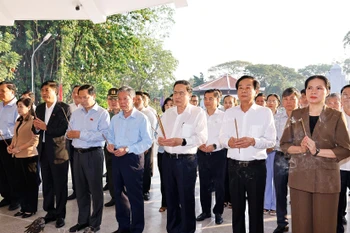 越南国会主席陈青敏和工作代表团在阮生色副榜坟墓上香。图自越通社