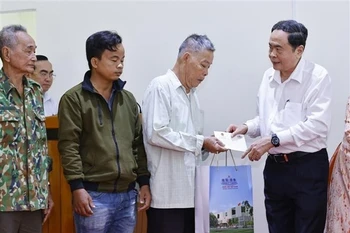 国会主席陈青敏向同塔省优抚家庭和贫困户赠送慰问品。图自越通社
