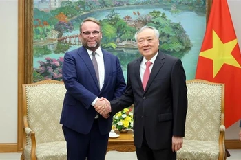 越南政府常务副总理阮和平会见德国黑森州科学与艺术部部长蒂蒙·格雷梅尔斯。图自越通社