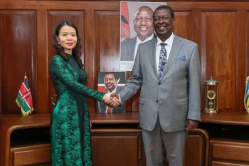 越南外交部副部长阮明姮和肯尼亚总理大臣兼外交和侨务部长穆萨利亚·穆达瓦迪。图自越通社