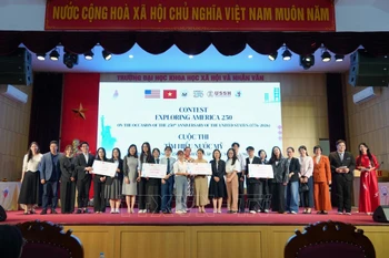 “了解美国”竞赛颁奖仪式。图自越通社