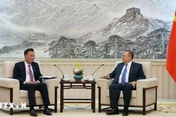 越共中央委员、兴安省委书记阮有义会见中共中央委员、中央对外联络部部长刘建超。图自越通社
