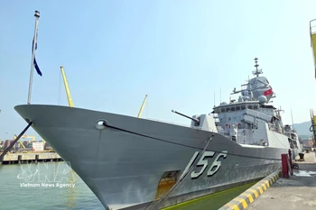澳大利亚皇家海军的图文巴（HMAS Toowoomba）号护卫舰抵达仙沙港。图自越通社