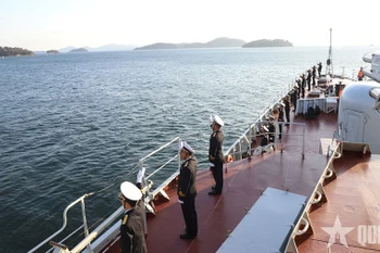 越南人民海军015-陈兴道号舰及工作代表团已离开镇海海军基地。图自qdnd.vn