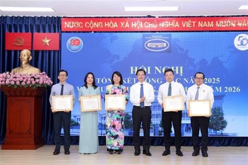 外交部副部长吴黎文代表外交部领导向胡志明市外事局集体和个人颁发奖状。图自越通社