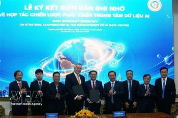 胡志明市科学技术局与Accelerated Infrastructure Capital领导签署人工智能数据中心项目合作备忘录。图自越通社