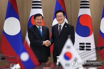 韩国总统李在明和老挝国家主席通伦·西苏里。图自Yonhap