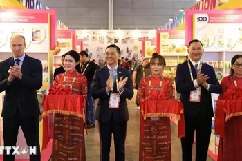 胡志明市企业展位。图自越通社