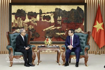 越南政府总理范明政在政府驻地会见了印度尼西亚共和国驻越南特命全权大使亚当·穆拉瓦尔曼·图吉奥。图自越通社