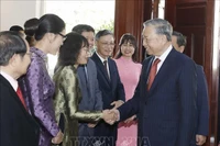 苏林总书记会见越南驻老挝大使馆工作人员和旅老越侨代表。图自越通社