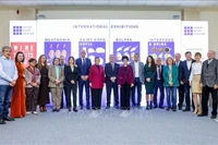 越南驻保加利亚大使阮氏明月与越南驻索菲亚外交使团与协会代表合影。