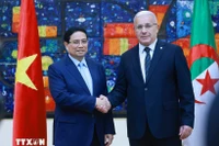 范明政总理与阿尔及利亚国民议会议长易卜拉欣·布加利。图自越通社