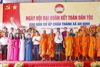 国会主席陈青敏同与会代表合影。图自越通社