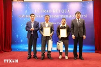 越南科学技术翰林院副院长周黄河向烈士家属授予DNA鉴定结果。图自越通社