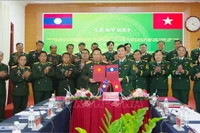 奠边省委宣教与民运部与老挝丰沙里、乌多姆赛、琅勃拉邦三省宣教部合作谅解备忘录交换仪式。图自越通社