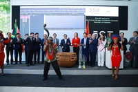 越南政府总理范明政访问南非约翰内斯堡证券交易所。图自越通社