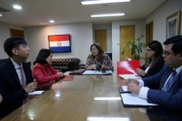 越驻阿根廷兼驻巴拉圭大使吴明月与巴拉圭外交部多边政策总司长尼米娅·达·席尔瓦·博舍尔特交谈。图自越通社