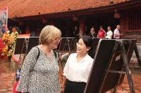 英国伦敦游客 Ann Nicholl：河内成功守护着独特的传统文化。图自都市经济报